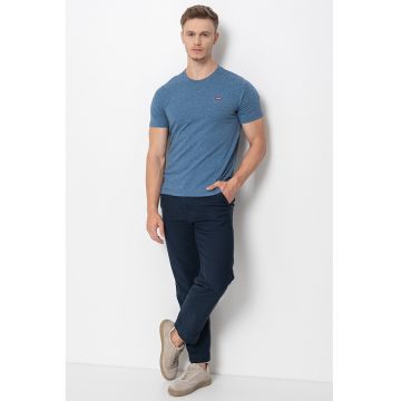 Tricou cu decolteu la baza gatului