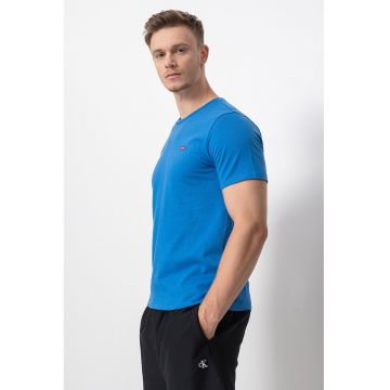 Tricou cu decolteu la baza gatului