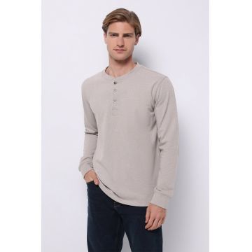 Bluza cu decolteu henley si fenta cu nasturi