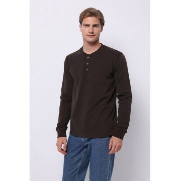 Bluza cu decolteu henley si fenta cu nasturi