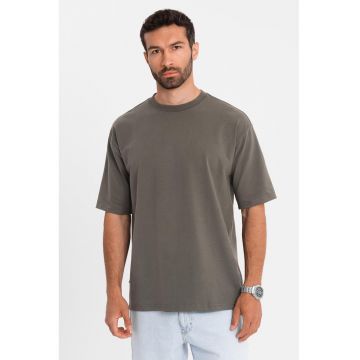 Tricou lejer cu decolteu la baza gatului