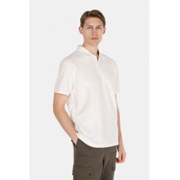 Tricou polo cu fenta cu nasturi