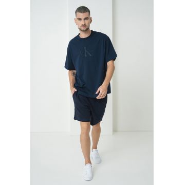 Tricou cu decolteu la baza gatului si logo brodat