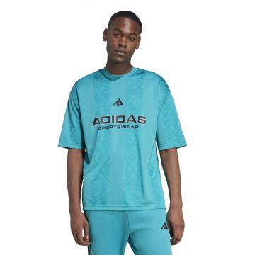 Tricou cu decolteu la baza gatului si imprimeu logo