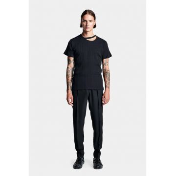 Tricou din jerseu alb cu decupaj la baza gâtului