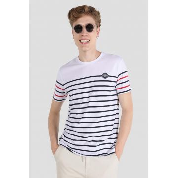 Tricou cu decolteu la baza gatului si dungi