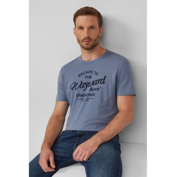 Tricou cu logo si decolteu la baza gatului