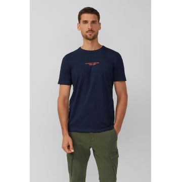 Tricou cu logo si decolteu la baza gatului