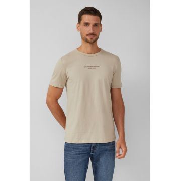 Tricou cu logo si decolteu la baza gatului