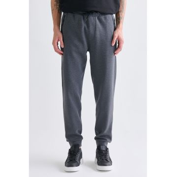 Pantaloni de trening cu buzunare cu fermoar si snur