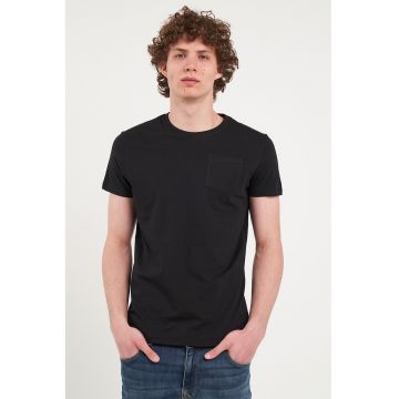 Tricou elastic cu buzunar pe piept
