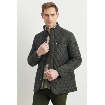 Geaca matlasata cu inchidere cu capse Geaca matlasata cu inchidere cu capse