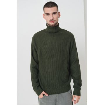 Pulover cu guler inalt si model uni