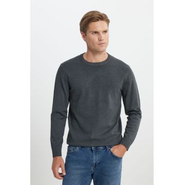 Pulover slim-fit cu decolteu la baza gatului