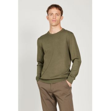 Pulover slim-fit cu decolteu la baza gatului