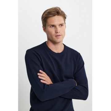 Pulover slim-fit cu decolteu la baza gatului