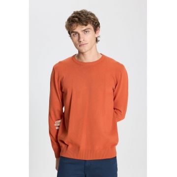 Pulover slim-fit cu decolteu la baza gatului