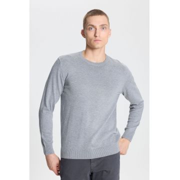 Pulover slim-fit cu decolteu la baza gatului