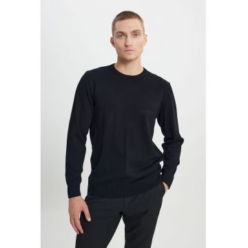Pulover slim-fit cu decolteu la baza gatului