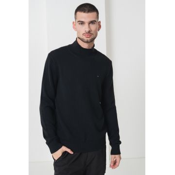 Pulover slim fit din bumbac organic cu guler inalt