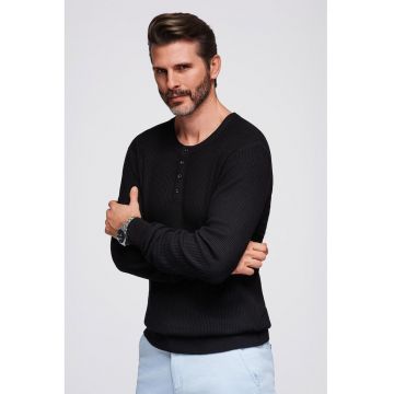 Pulover striat slim-fit cu fenta cu nasturi