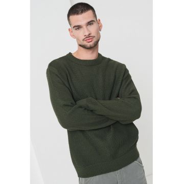 Pulover tricotat cu decolteu la baza gatului
