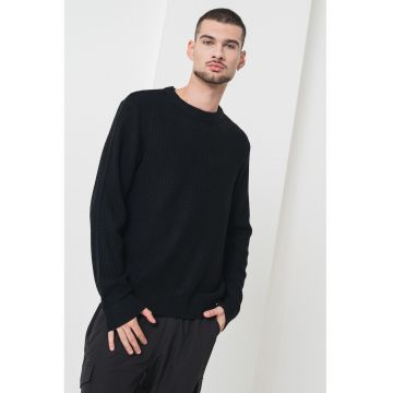 Pulover tricotat cu decolteu la baza gatului