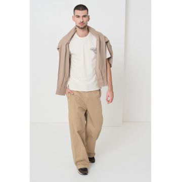 Tricou de bumbac cu imprimeu si decolteu la baza gatului