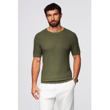 Tricou tricotat cu decolteu la baza gatului