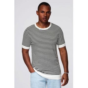 Tricou tricotat cu decolteu la baza gatului