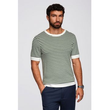 Tricou tricotat cu decolteu la baza gatului