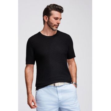 Tricou tricotat cu decolteu la baza gatului