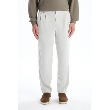 Pantaloni chino relaxed fit cu detalii cu pensa