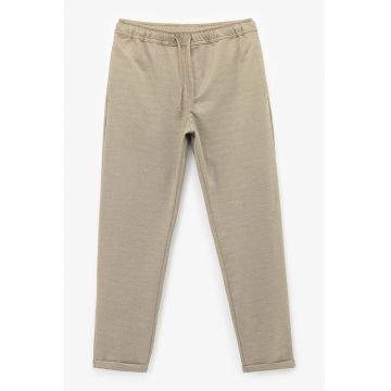 Pantaloni conici cu model uni