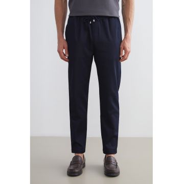 Pantaloni conici cu snur in talie