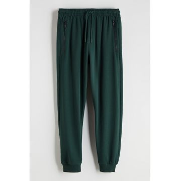 Pantaloni de trening cu croiala conica si snur