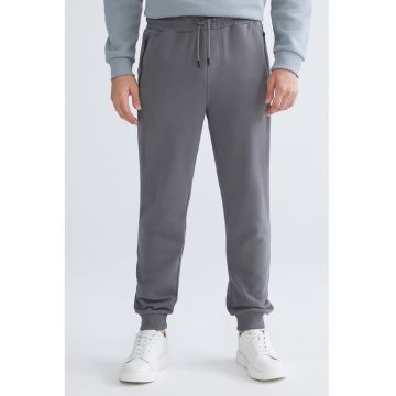 Pantaloni de trening cu croiala conica si snur