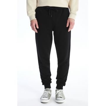 Pantaloni de trening cu croiala conica si snur