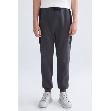 Pantaloni de trening cu talie ajustabila