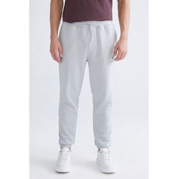 Pantaloni de trening cu talie medie si buzunare laterale