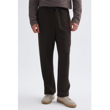 Pantaloni drepti de trening cu buzunare laterale
