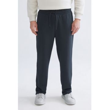 Pantaloni drepti de trening cu buzunare laterale