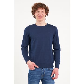 Pulover din tricot fin cu decolteu la baza gatului