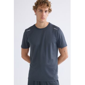 Tricou cu decolteu la baza gatului