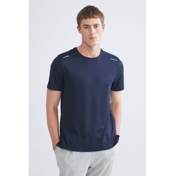 Tricou cu decolteu la baza gatului