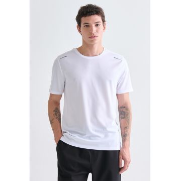 Tricou cu decolteu la baza gatului