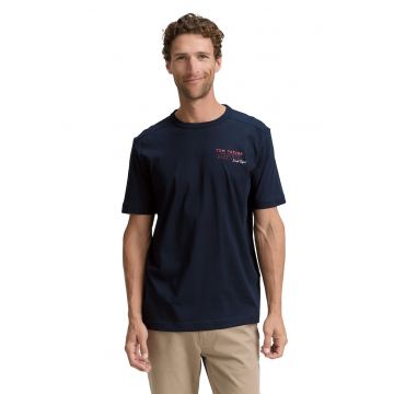 Tricou cu decolteu la baza gatului si detaliu cu logo pe piept