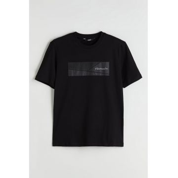 Tricou cu decolteu la baza gatului si imprimeu grafic