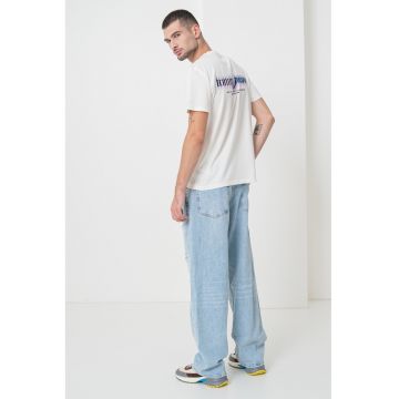 Tricou cu decolteu la baza gatului si imprimeu pe partea din spate