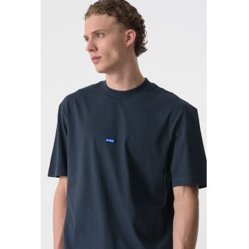 Tricou cu decolteu la baza gatului si logo Nieros